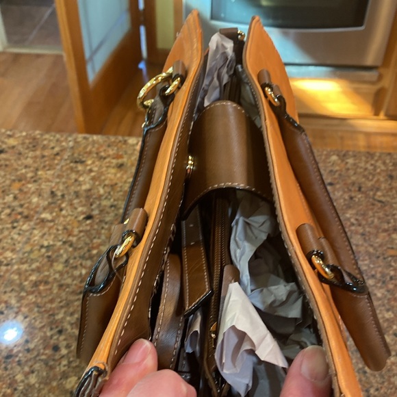 ***PRICE DROP****   NWT TIGNANELLO CARSON SHOPPER - Picture 6 of 14